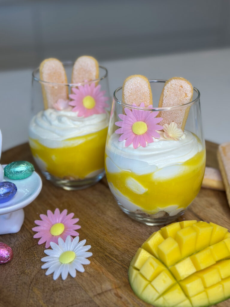 Oster-Mango-Dessert mit Mascarpone und Löffelbiskuit